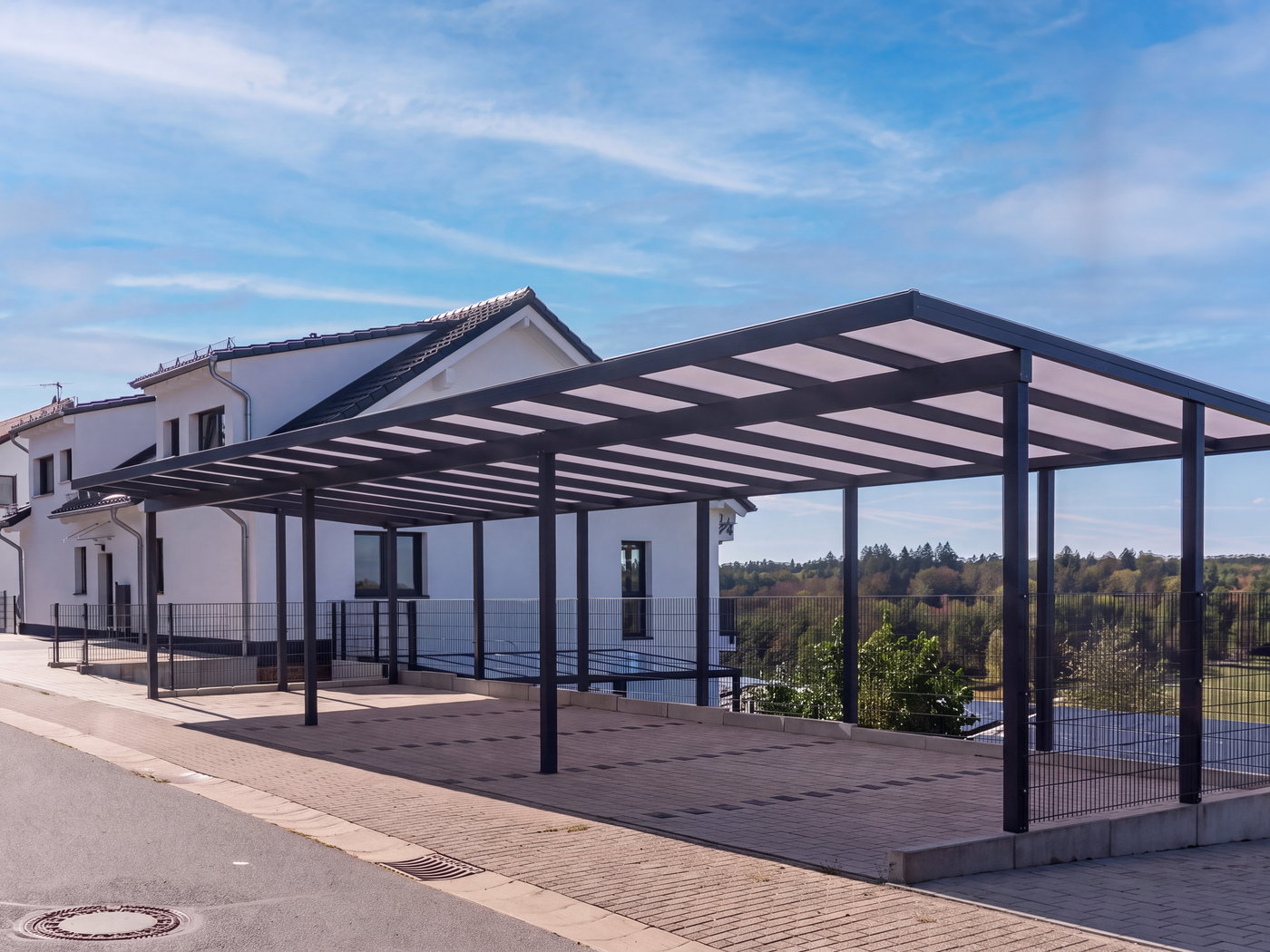 Fertiggestellter Carport mit lichtdurchlässigem Dach am Walldürner Weg 22 in Höpfingen