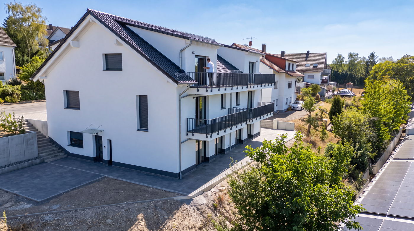 Balkone auf drei Ebenen an der Gebäudeseite