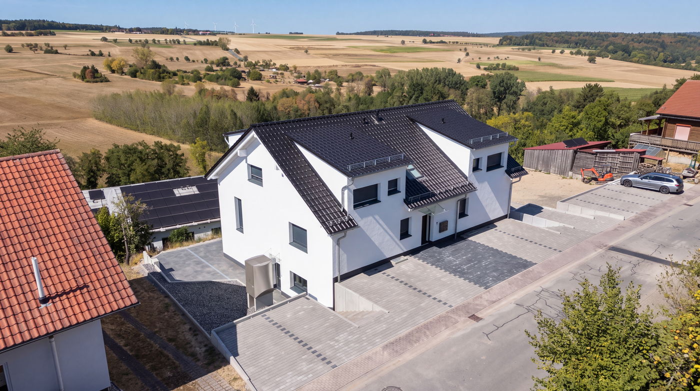Neubau-Mehrfamilienhaus Walldürner Weg 22 in Höpfingen, Luftaufnahme mit Blick über die Felder