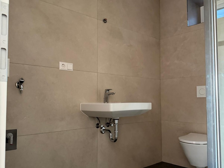 Badezimmer mit Waschbecken und Wand-WC