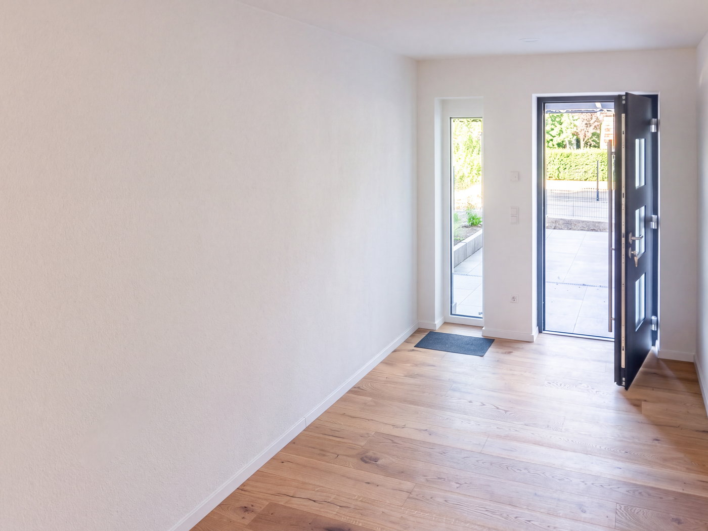 Diele mit Wohnungseingangstür, Seitenfenster und Eichenparkett