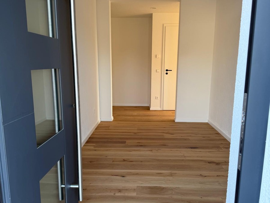 Diele mit Wohnungseingangstür und Eichenparkett