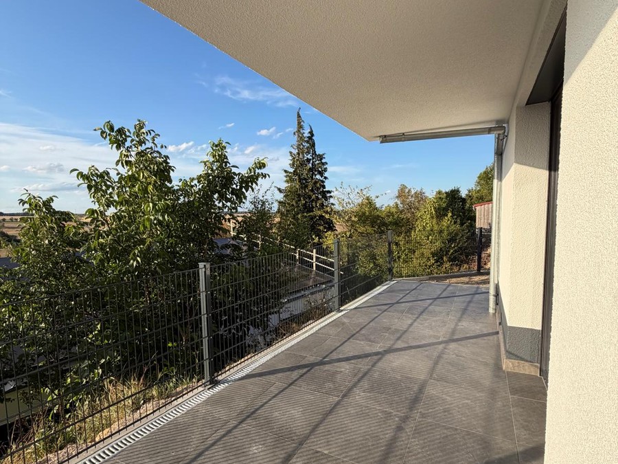 Überdachte Terrasse mit Blick ins Grüne